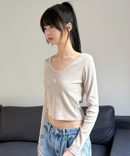 muahmuah(ムーアムーア)の「A'GEM/9 × .kom 『muah muah/ムーアムーア』 STITCH V NECK LONG SLEEVE T-SHIRT/ステッチ V ネック 長袖カットソー(Tシャツ/カットソー・レディース・アイボリー/ブラック/ベージュ/ピンク・FREE)」の14枚目の写真