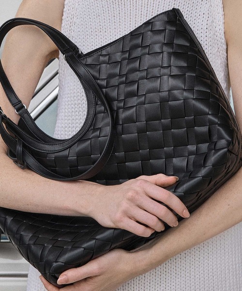 CHARLES & KEITH（チャールズ & キース）の「Ivette イヴェット ウーブントートバッグ（トートバッグ・レディース・チョコ/スミクロ・L）」の20枚目の写真