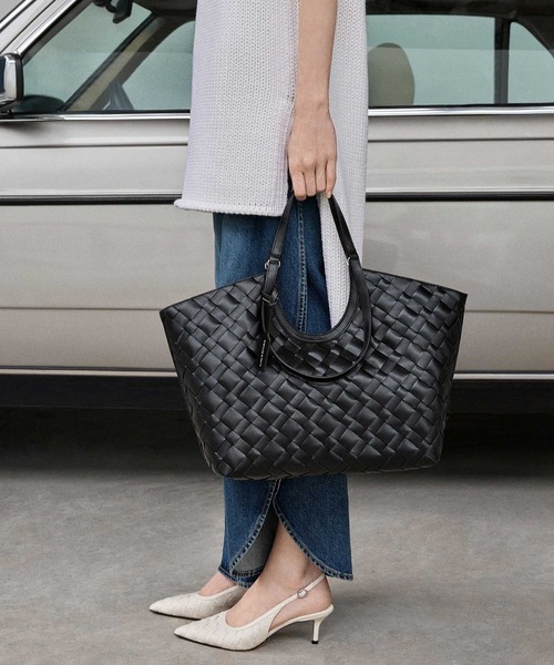 CHARLES & KEITH（チャールズ & キース）の「Ivette イヴェット ウーブントートバッグ（トートバッグ・レディース・チョコ/スミクロ・L）」の19枚目の写真