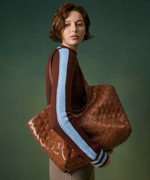 CHARLES & KEITH（チャールズ & キース）の「Ivette イヴェット ウーブントートバッグ（トートバッグ・レディース・チョコ/スミクロ・L）」の3枚目の写真