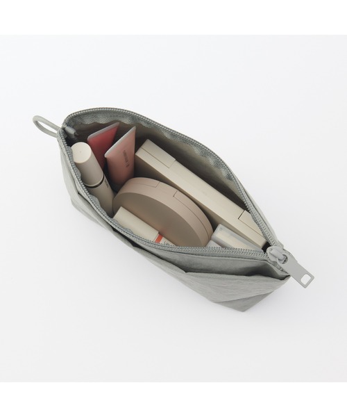 無印良品(ムジルシリョウヒン)の「リンクルナイロン マチ付きポーチ M 約21×13.5×6cm(ポーチ・レディース・ダークグレー/ピンク/グレー・FREE)」の7枚目の写真