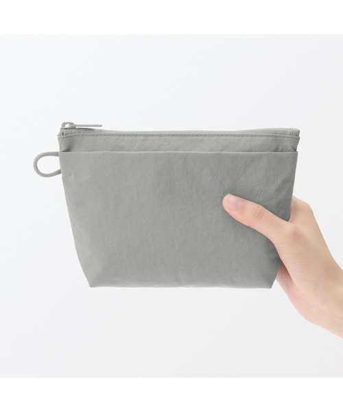 無印良品(ムジルシリョウヒン)の「リンクルナイロン マチ付きポーチ M 約21×13.5×6cm(ポーチ・レディース・ダークグレー/ピンク/グレー・FREE)」の8枚目の写真