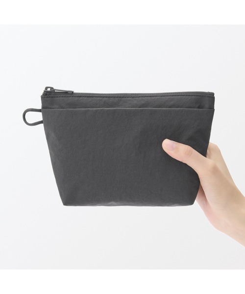 無印良品(ムジルシリョウヒン)の「リンクルナイロン マチ付きポーチ M 約21×13.5×6cm(ポーチ・レディース・ダークグレー/ピンク/グレー・FREE)」の14枚目の写真