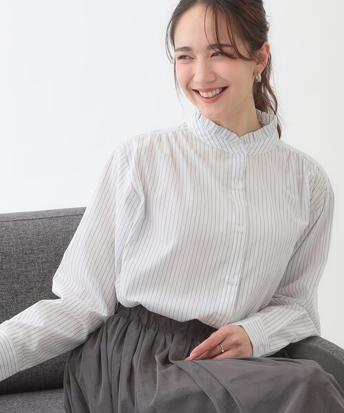 SHOO・LA・RUE（シューラルー）の「すっきり好印象 フリルスタンドブラウス（シャツ/ブラウス・レディース・ホワイト/ライトブルー/ホワイト系5・01/02/03/04）」の2枚目の写真