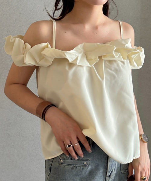 efill（エフィル）の「ラッフル チャーム フリル オフショルダートップス（Tシャツ/カットソー・レディース・ピンク/アイボリー・FREE）」の9枚目の写真