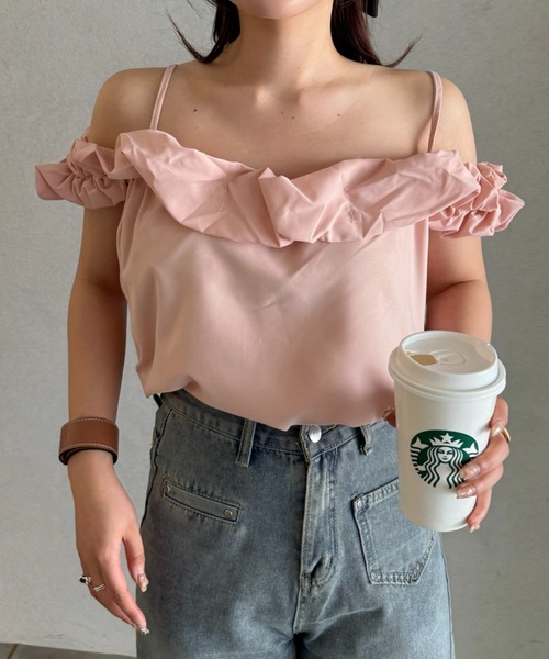 efill（エフィル）の「ラッフル チャーム フリル オフショルダートップス（Tシャツ/カットソー・レディース・ピンク/アイボリー・FREE）」の5枚目の写真