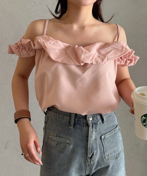 efill（エフィル）の「ラッフル チャーム フリル オフショルダートップス（Tシャツ/カットソー・レディース・ピンク/アイボリー・FREE）」の6枚目の写真