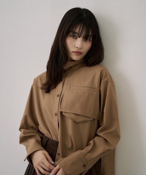 UNITED TOKYO(ユナイテッドトウキョウ)の「スタンドカラーバックボタンシャツ|ウォッシャブル/秋服/長袖/オフィスカジュアル(シャツ/ブラウス・レディース・ブラック/ベージュ・FREE)」の2枚目の写真