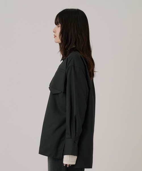 UNITED TOKYO(ユナイテッドトウキョウ)の「スタンドカラーバックボタンシャツ|ウォッシャブル/秋服/長袖/オフィスカジュアル(シャツ/ブラウス・レディース・ブラック/ベージュ・FREE)」の5枚目の写真
