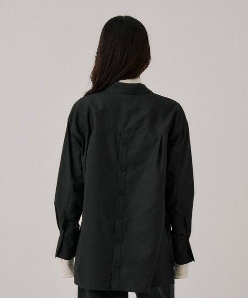UNITED TOKYO(ユナイテッドトウキョウ)の「スタンドカラーバックボタンシャツ|ウォッシャブル/秋服/長袖/オフィスカジュアル(シャツ/ブラウス・レディース・ブラック/ベージュ・FREE)」の6枚目の写真