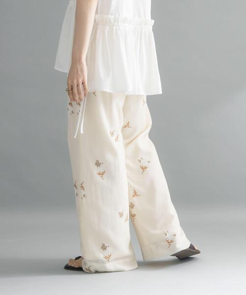 KBF（ケイビーエフ）の「エンブロイダリーイージーパンツ（その他パンツ・レディース・アイボリー/ネイビー・ONE）」の3枚目の写真