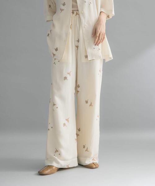 KBF（ケイビーエフ）の「エンブロイダリーイージーパンツ（その他パンツ・レディース・アイボリー/ネイビー・ONE）」の8枚目の写真