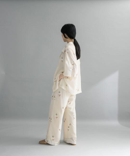 KBF（ケイビーエフ）の「エンブロイダリーイージーパンツ（その他パンツ・レディース・アイボリー/ネイビー・ONE）」の10枚目の写真