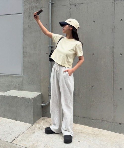 COLONY 2139(コロニートゥーワンスリーナイン)の「バックロゴ刺繍コンパクトTシャツ(Tシャツ/カットソー・レディース・イエロー/オフホワイト/チャコールグレー・FREE)」の14枚目の写真