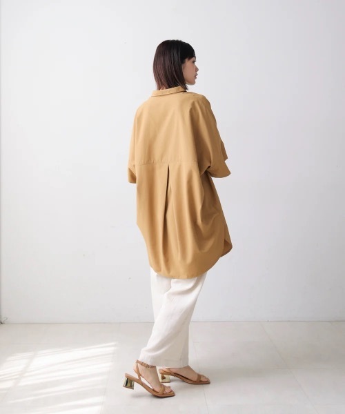 Bou Jeloud(ブージュルード)の「テックコットンオーバーサイズチュニック(シャツ/ブラウス・レディース・ブルー/オフホワイト/キャメル・38)」の22枚目の写真
