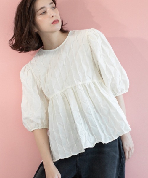 OPAQUE.CLIP（オペークドットクリップ）の「ふくれジャカードペプラムブラウス【洗濯機洗い可】（シャツ/ブラウス・レディース・ブラック/ライトブルー/オフホワイト/ダークブラウン・38/40/42）」の2枚目の写真