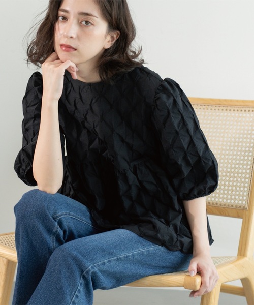 OPAQUE.CLIP（オペークドットクリップ）の「ふくれジャカードペプラムブラウス【洗濯機洗い可】（シャツ/ブラウス・レディース・ブラック/ライトブルー/オフホワイト/ダークブラウン・38/40/42）」の3枚目の写真