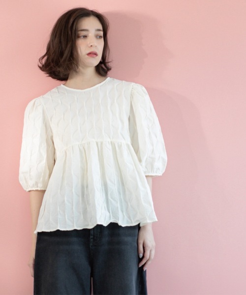 OPAQUE.CLIP（オペークドットクリップ）の「ふくれジャカードペプラムブラウス【洗濯機洗い可】（シャツ/ブラウス・レディース・ブラック/ライトブルー/オフホワイト/ダークブラウン・38/40/42）」の6枚目の写真