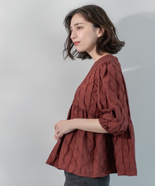 OPAQUE.CLIP（オペークドットクリップ）の「ふくれジャカードペプラムブラウス【洗濯機洗い可】（シャツ/ブラウス・レディース・ブラック/ライトブルー/オフホワイト/ダークブラウン・38/40/42）」の16枚目の写真