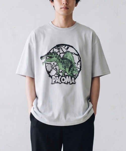INNOCENT(イノセント)の「【PaCoMa/パコマ】Spino saurus TEE (ADULT) スピノサウルス Tシャツ 大人用(Tシャツ/カットソー・メンズ・オフホワイト/サックスブルー/ライトグレー/スミクロ・MEDIUM/LARGE/X-LARGE)」の3枚目の写真