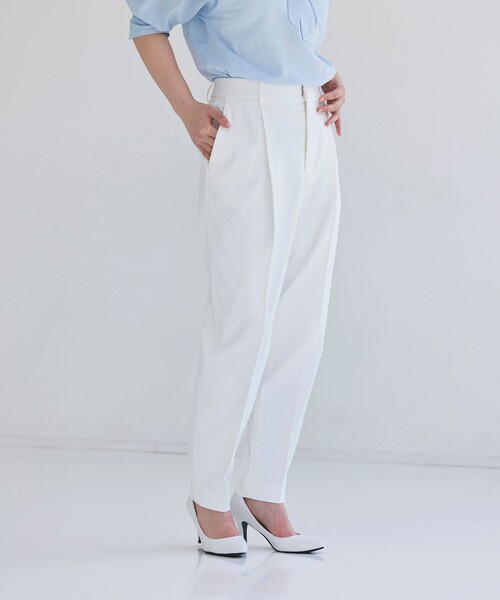 BIANCA(ビアンカ)の「【マルチシーン/4サイズ展開】体型カバー美脚テーパードパンツ(その他パンツ・レディース・オフホワイト/ベージュ/ネイビー・40/38/36/34)」の11枚目の写真