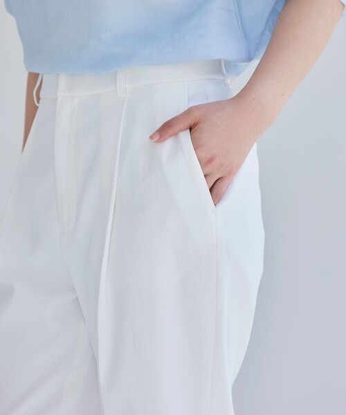 BIANCA(ビアンカ)の「【マルチシーン/4サイズ展開】体型カバー美脚テーパードパンツ(その他パンツ・レディース・オフホワイト/ベージュ/ネイビー・40/38/36/34)」の4枚目の写真