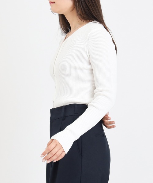 TRUDEA（トルディア）の「フェイクレイヤードフロントボタンニット（ニット/セーター・レディース・ブラック/ワイン/ホワイト/ネイビー・MEDIUM/LARGE）」の10枚目の写真