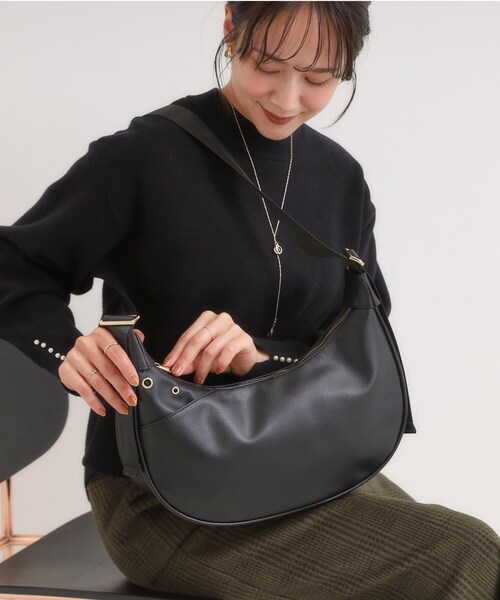 SHOO・LA・RUE(シューラルー)の「ハトメ使いがアクセント ハーフムーンショルダーバッグ(ショルダーバッグ・レディース・ナチュラル/ブラック/ボルドー・00)」の2枚目の写真