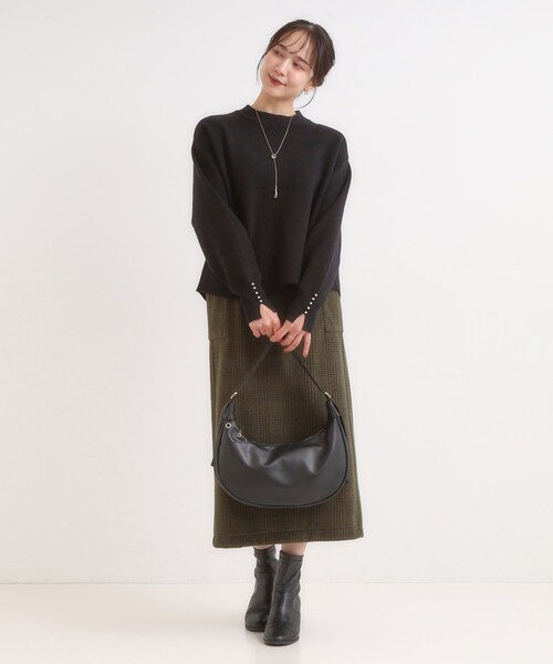 SHOO・LA・RUE(シューラルー)の「ハトメ使いがアクセント ハーフムーンショルダーバッグ(ショルダーバッグ・レディース・ナチュラル/ブラック/ボルドー・00)」の8枚目の写真