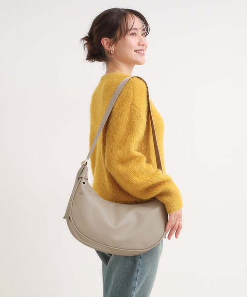 SHOO・LA・RUE(シューラルー)の「ハトメ使いがアクセント ハーフムーンショルダーバッグ(ショルダーバッグ・レディース・ナチュラル/ブラック/ボルドー・00)」の6枚目の写真