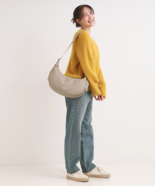 SHOO・LA・RUE(シューラルー)の「ハトメ使いがアクセント ハーフムーンショルダーバッグ(ショルダーバッグ・レディース・ナチュラル/ブラック/ボルドー・00)」の10枚目の写真