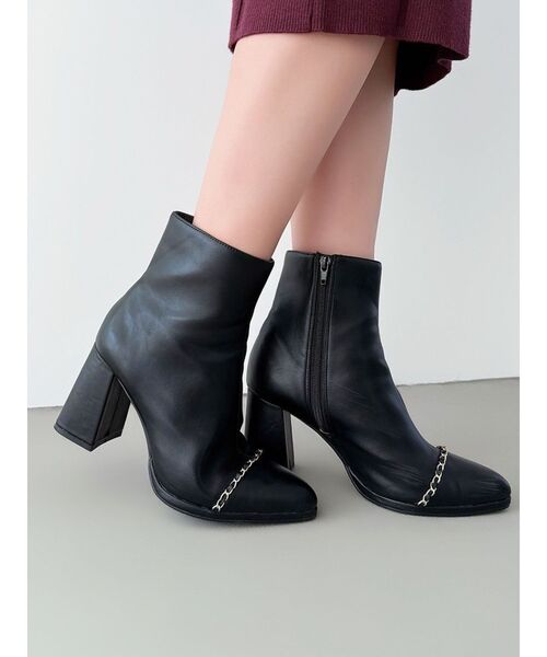RESEXXY（リゼクシー）の「チェーンベルトショートブーツ（ブーツ・レディース・アイボリー/ブラック・SMALL/MEDIUM/LARGE）」の2枚目の写真