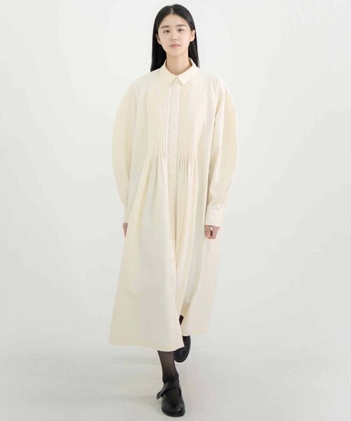 Bshop(ビショップ)の「eunoia | ピンタック シャツドレス WOMEN(ワンピース・レディース・クリーム/ブラック・S)」の9枚目の写真