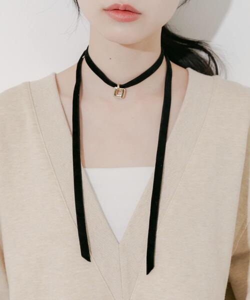 SMELLY(スメリー)の「スクエアチャームベロアチョーカーネックレス(ネックレス・レディース・ブラック系その他・-)」の1枚目の写真
