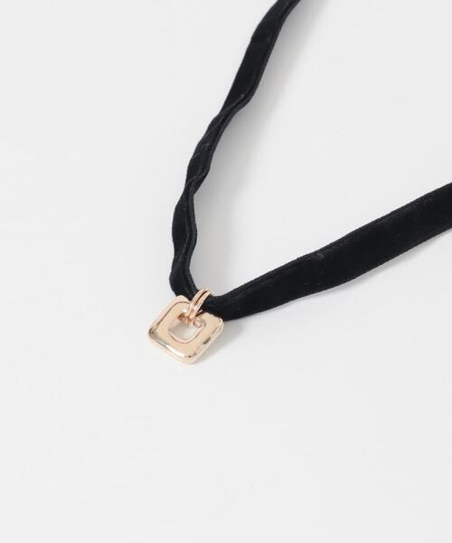 SMELLY(スメリー)の「スクエアチャームベロアチョーカーネックレス(ネックレス・レディース・ブラック系その他・-)」の4枚目の写真