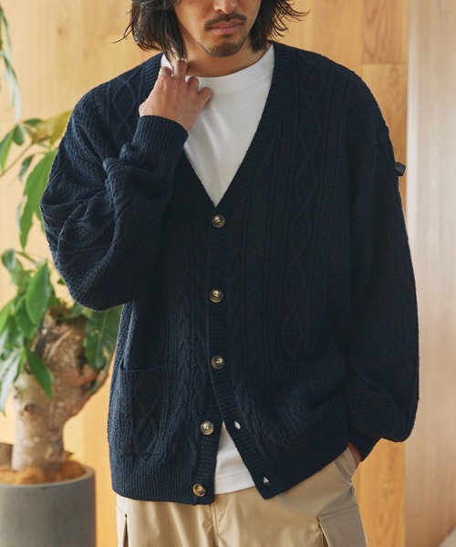 THE CRAFT CREW PRODUCTS(ザクラフトクループロダクツ)の「ウォッシャブル ケーブルニット Vネックカーディガン / 帯電防止・アンチピリング【THE CRAFT CREW PRODUCTS】(カーディガン/ボレロ・メンズ・アッシュグレー/ワイン/ブラック/ネイビー/チャコール・S/L/M)」の4枚目の写真