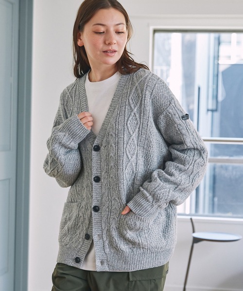 THE CRAFT CREW PRODUCTS(ザクラフトクループロダクツ)の「ウォッシャブル ケーブルニット Vネックカーディガン / 帯電防止・アンチピリング【THE CRAFT CREW PRODUCTS】(カーディガン/ボレロ・メンズ・アッシュグレー/ワイン/ブラック/ネイビー/チャコール・S/L/M)」の2枚目の写真