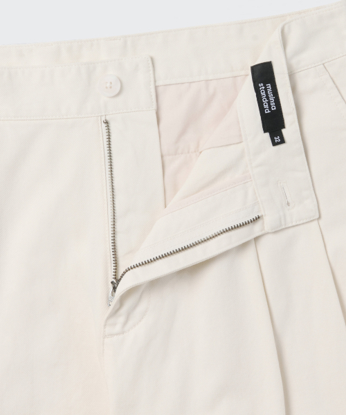MUSINSA STANDARD（ムシンサスタンダード）の「ツーピンタックワイドチノショーツ [クリーム]（その他パンツ・メンズ・その他・38/26/27/28/29/40/42/36/34/32/30/31/33）」の3枚目の写真