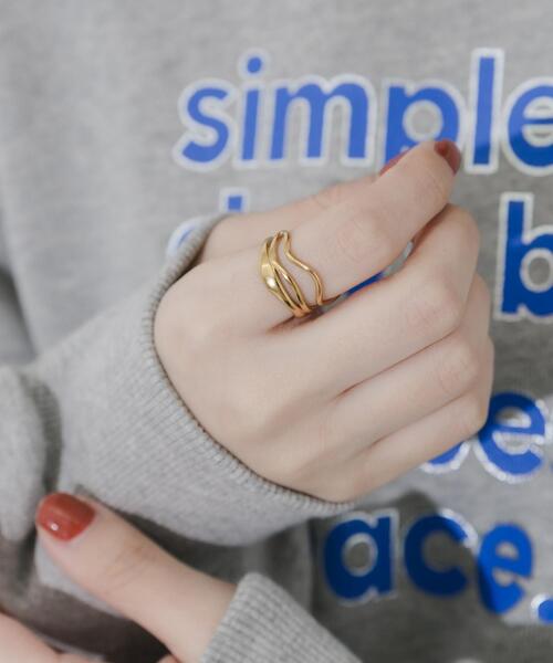 SMELLY（スメリー）の「ステンレスニュアンスウェーブリング（リング・レディース・ゴールド・-）」の3枚目の写真