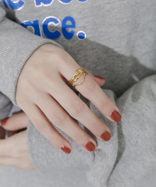 SMELLY（スメリー）の「ステンレスニュアンスウェーブリング（リング・レディース・ゴールド・-）」の4枚目の写真