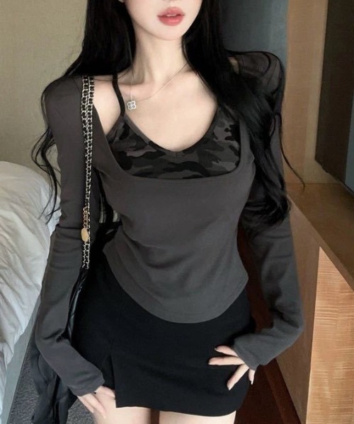 ViViDAY（ビビデー）の「【カップ付き】レイヤード風カモフラ柄キャミインカットソー（Tシャツ/カットソー・レディース・カーキ/グレー・M）」の2枚目の写真