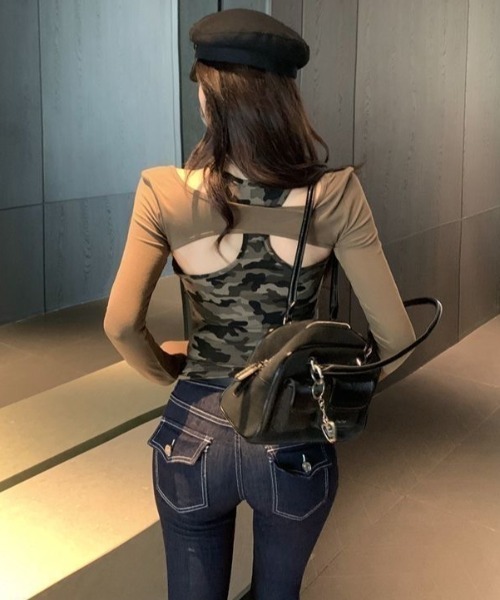 ViViDAY（ビビデー）の「【カップ付き】レイヤード風カモフラ柄キャミインカットソー（Tシャツ/カットソー・レディース・カーキ/グレー・M）」の3枚目の写真