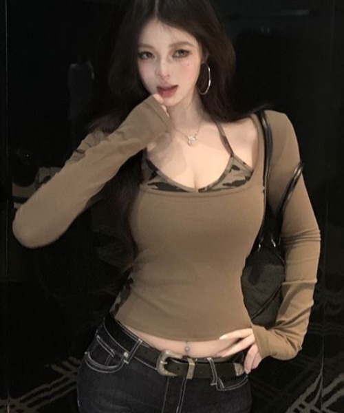 ViViDAY（ビビデー）の「【カップ付き】レイヤード風カモフラ柄キャミインカットソー（Tシャツ/カットソー・レディース・カーキ/グレー・M）」の4枚目の写真