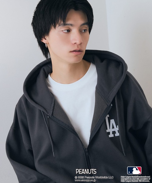 PEANUTS（ピーナッツ）の「【PEANUTS×MLB】オリジナルデザイン フルジップパーカー ヤンキース ドジャース カブス キャラクター（パーカー・メンズ・ブラック系その他/ブラック系その他3/ベージュ系その他3/ブルー系その他2/グレー系その他/グレー系その他2・X-LARGE/LARGE/MEDIUM）」の2枚目の写真