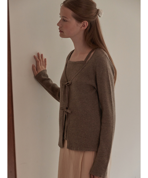 BEMUSE MANSION(ビミューズマンション)の「Ribbon layered cardigan - Cocoa(カーディガン/ボレロ・レディース・ダークブラウン・FREE)」の2枚目の写真