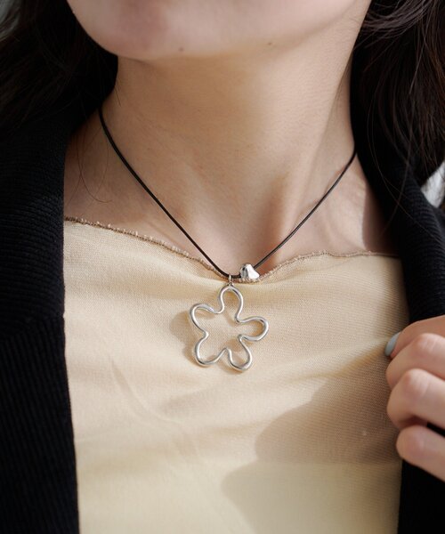 Kastane(カスタネ)の「【2WAY/fiw.】フラワーループタイチョーカー(チョーカー・レディース・ブラック・FREE)」の2枚目の写真