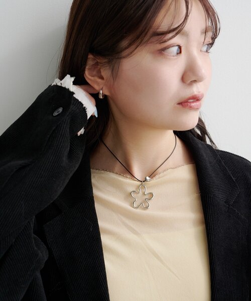 Kastane(カスタネ)の「【2WAY/fiw.】フラワーループタイチョーカー(チョーカー・レディース・ブラック・FREE)」の3枚目の写真