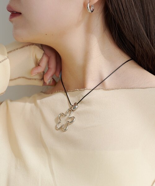 Kastane(カスタネ)の「【2WAY/fiw.】フラワーループタイチョーカー(チョーカー・レディース・ブラック・FREE)」の5枚目の写真