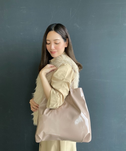 LEBELIER(ルベリエ)の「ソフトエナメルA4トート(トートバッグ・レディース・ピンク/ブラック/グレー系その他/グレー・FREE)」の4枚目の写真