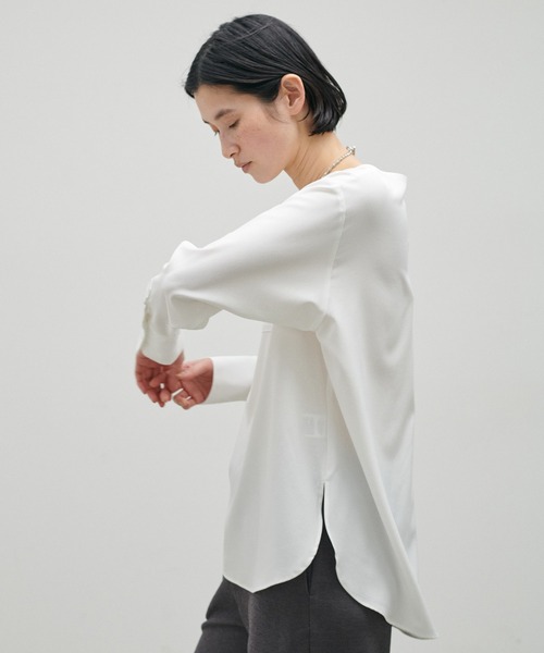 LARUTA(ラルータ)の「【LARUTA】カフス付き万能レイヤードプルオーバー(シャツ/ブラウス・レディース・オフホワイト/チャコールグレー・FREE)」の19枚目の写真